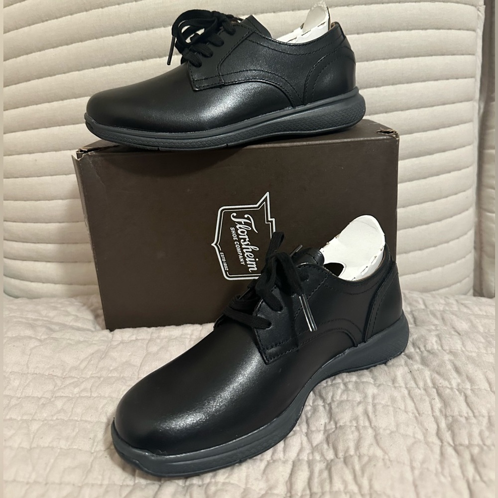 Brand new boy shoes size 2. Great Lakes próx.